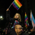 Una niña ondea un bandera LGTBI, foto de archivo.