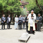 El obispo bendice la primera piedra, en presencia del resto de autoridades. SECUNDINO PÉREZ