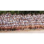 Foto de familia de las 150 gimnastas que toman parte en el campus del Club Ritmo que se desarrolla este año en La Vecilla. DL