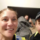 Los agentes que llevaron al joven Reece a casa se hicieron un selfi con él.