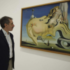 El director del Reina Sofía, Manuel Borja-Villel, junto a la pintura de Dalí «El gran masturbador» (1929).