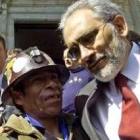 Carlos Mesa saluda a un minero indígena después de tomar posesión como presidente de Bolivia