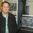 Marcos Martínez delante de uno de los paneles de control de la telegestión de la calefacción