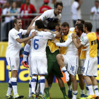 Los jugadores italianos se abrazan a Buffon al final, conscientes de que les había dado el bronce en la Copa.