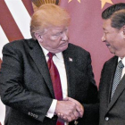 Donald Trump y Xi Jinping se saludan, tras una rueda de prensa conjunta celebrada en Pekín.