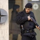 En la imagen, un policía custodia la central del Citibank de Montevideo