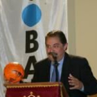 Luis Miguel López con el nuevo balón de la Asobal