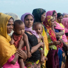 Mujeres rohingyas sostienen a sus hijos en un campo de refugiados en el estado de Rakhine.
