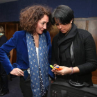 La alcaldesa, Gloria Fernández Merayo, con la portavoz de Ciudadanos, Rosa Luna, ayer antes de comenzar el Pleno