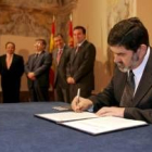 El rector de la ULE, Ángel Penas, firma el convenio de Formación del Profesorado en Bilingüismo