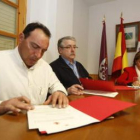 Tejerina, entre Pedro de Cabo y Marisa Rodríguez, durante la firma del convenio, en la Navidad del 2