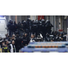 Policía y ejército en la operación en un barrio de París para cercar al cerebro de los atentados