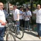 El candidato de IU en Ponferrada, Miguel Ángel Fernández, ayer en bici