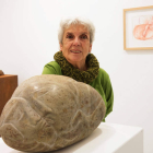 La artista posa junto a una de las esculturas que expone en la galería Ármaga.