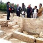El equipo investigador muestra al alcalde de Burgos las excavaciones
