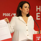 La vicesecretaria general del PSOE, Adriana Lastra, ayer, con la propuesta. RAÚL URBINA