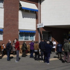 Personas mayores acuden a vacunarse en el centro de salud de Benavides. FERNANDO OTERO