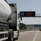 Un camión circula por la autopista de Astorga, que corre paralela a la N-120. FERNANDO OTERO
