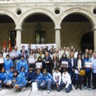 Y como colofón fotografía de familia de todas las galardonadas bajo los arcos del Palacio de los Guz