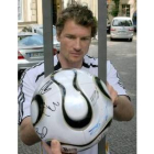El portero alemán, Jens Lehmann, firma un autógrafo en un balón