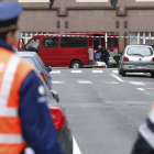 Un vehículo sospechoso es acordonado por la policía en Bruselas.