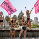 Las activistas de Femen han protestado contra la 'ley mordaza' en la fuente Cibeles, en Madrid.