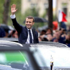 Macron saluda a la multitud desde su coche presidencial en París.