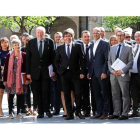 Puigdemont, acompañado por el conseller de Exteriores, Romeva, junto a los eurodiputados y diputados europeos y de Israel. TONI ALBIR