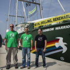El capitán del buque Rainbow Warrior de Greenpeace, Joel Stewart (2d); el responsable de la campaña antiprospecciones, Julio Barea (2i); el responsable de la de las Columbretes, Albert Fernández, y Ezequiel Navío (d), del área de Canarias.