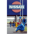 Un empleado, frente a la fábrica de Nissan en Sunderland.