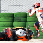 Marc Márquez sale corriendo a pie, disparado, a buscar su segunda moto tras caerse en Misano.
