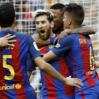 El delantero argentino del FC Barcelona Leo Mesi (c), junto al delantero brasileño Neymar Jr (c-detrás), y los centrocampistas Denis Suárez (d) y Sergio Busquets (5), celebra el gol que ha marcado, el tercero del equipo frenta al Valencia.