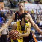 Justin Hamilton, del Valencia Basket, trata de frenar al base del Iberostar Tenerife, White.
