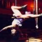 Maila realizando una de sus acrobacias sobre el trapecio