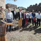 Alcaldes y técnicos reunidos ayer en el castillo de Cornatel, punto de referencia del Camino de Invierno en el Bierzo. ANA F. BARREDO