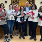 Seis madres, con sus bebés, recogieron la prestación de manos del alcalde, Santiago Dorado. DL