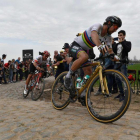Peter Sagan, en acción, camino de su victoria en Roubaix.