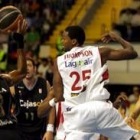 Thompson trata de coger un rebote