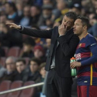 Luis Enrique da instrucciones a Adriano en el Camp Nou.