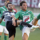 El culturalista Raúl Torres, a la izquierda, pelea con el jugador del Guijuelo Javi Moreno en un lance del encuentro.