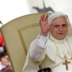 El Papa Benedicto XVI saluda a los peregrinos reunidos en la Plaza de San Pedro
