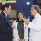 El consejero de Sanidad, con los responsables del nuevo proyecto, ayer.