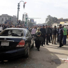 Policías egipcios en torno al coche bomba que ha estallado ante el Tribunal Supremo, en El Cairo.