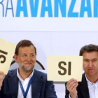 Mariano Rajoy y Alberto Núñez Feijóo durante una votación en el transcurso del congreso del PP de Ga