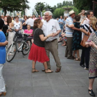 Imagen de archivo de uno de los bailes para mayores de verano en el paseo de la Condesa. RAMIRO