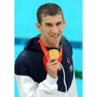 Phelps muestra la medalla de oro ganada en 200 mariposa