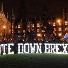 Manifestantes anti ‘brexit’ protestan junto al Parlamento británico en Londres. ANDY RAIN