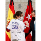 Ayuso posa con la camiseta firmada por la ‘Quinta del Buitre’. DAVID FERNÁNDEZ