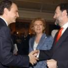 Zapatero y Rajoy se saludan ante la presidenta del Congreso, en una foto tomada el 9 de febrero