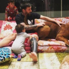 Messi, rodeado de sus hijos y sus perros en casa.